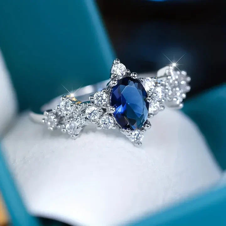 Anel banhado a prata com cristal oval azul - Tamina