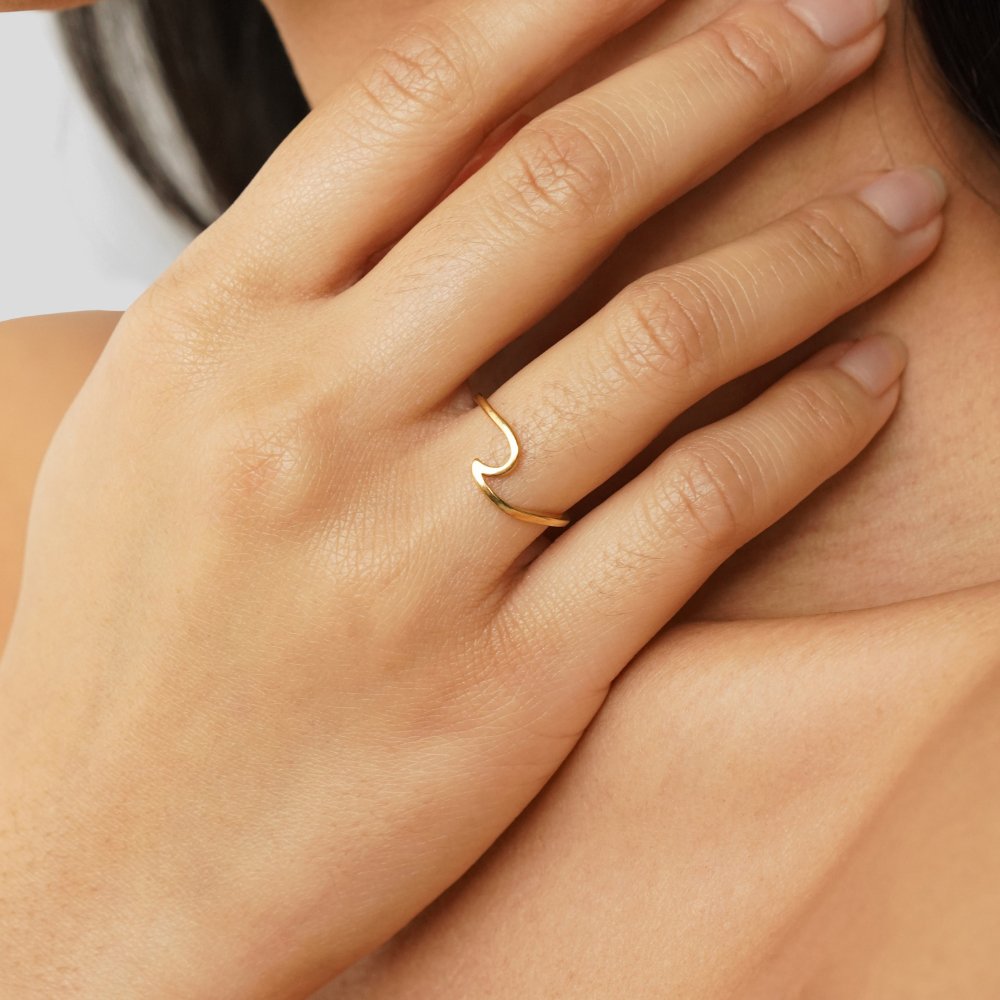 Anel para mulher onda fina em ouro – Estela