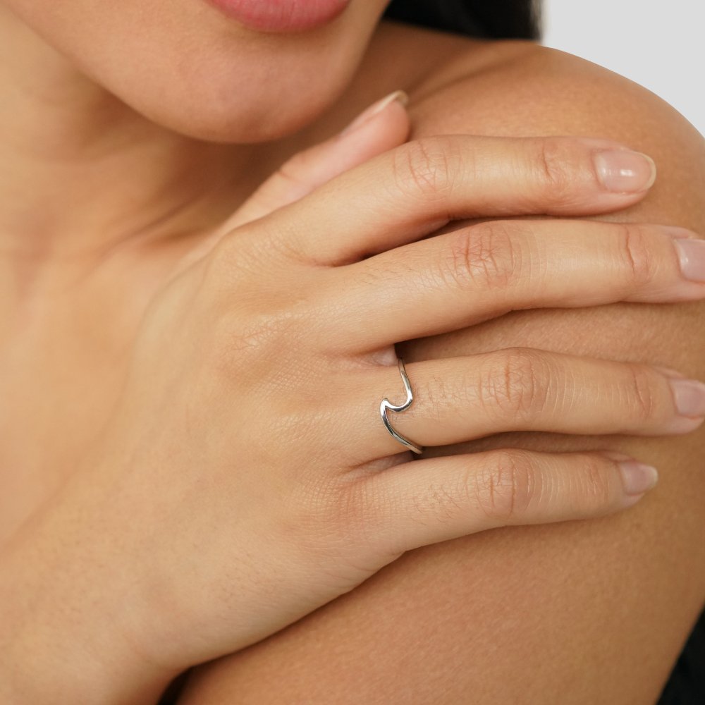 Anel para mulher onda fina em prata – Lara