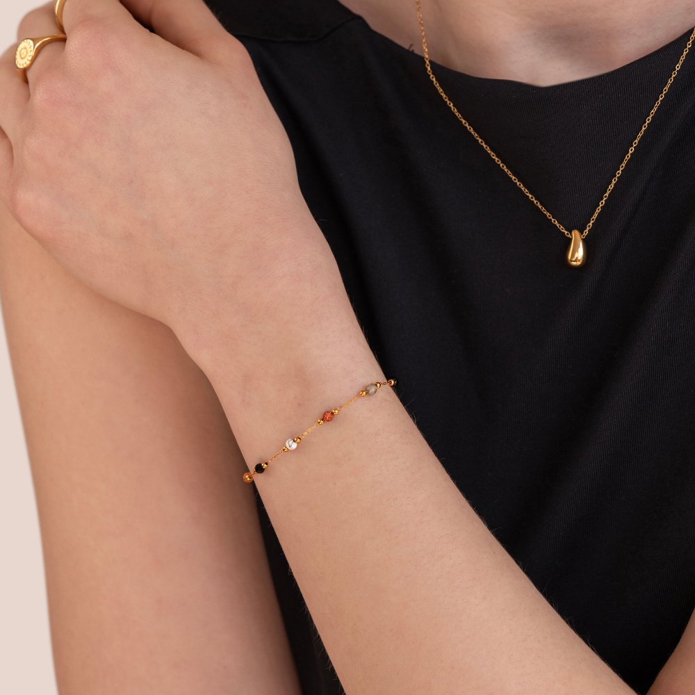 Pulseira com contas naturais e corrente fina - Xylia