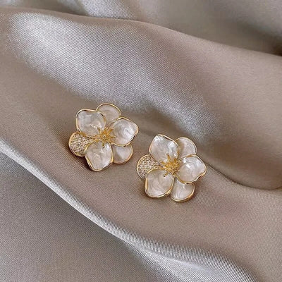 Brincos com flores brancas - Nicole