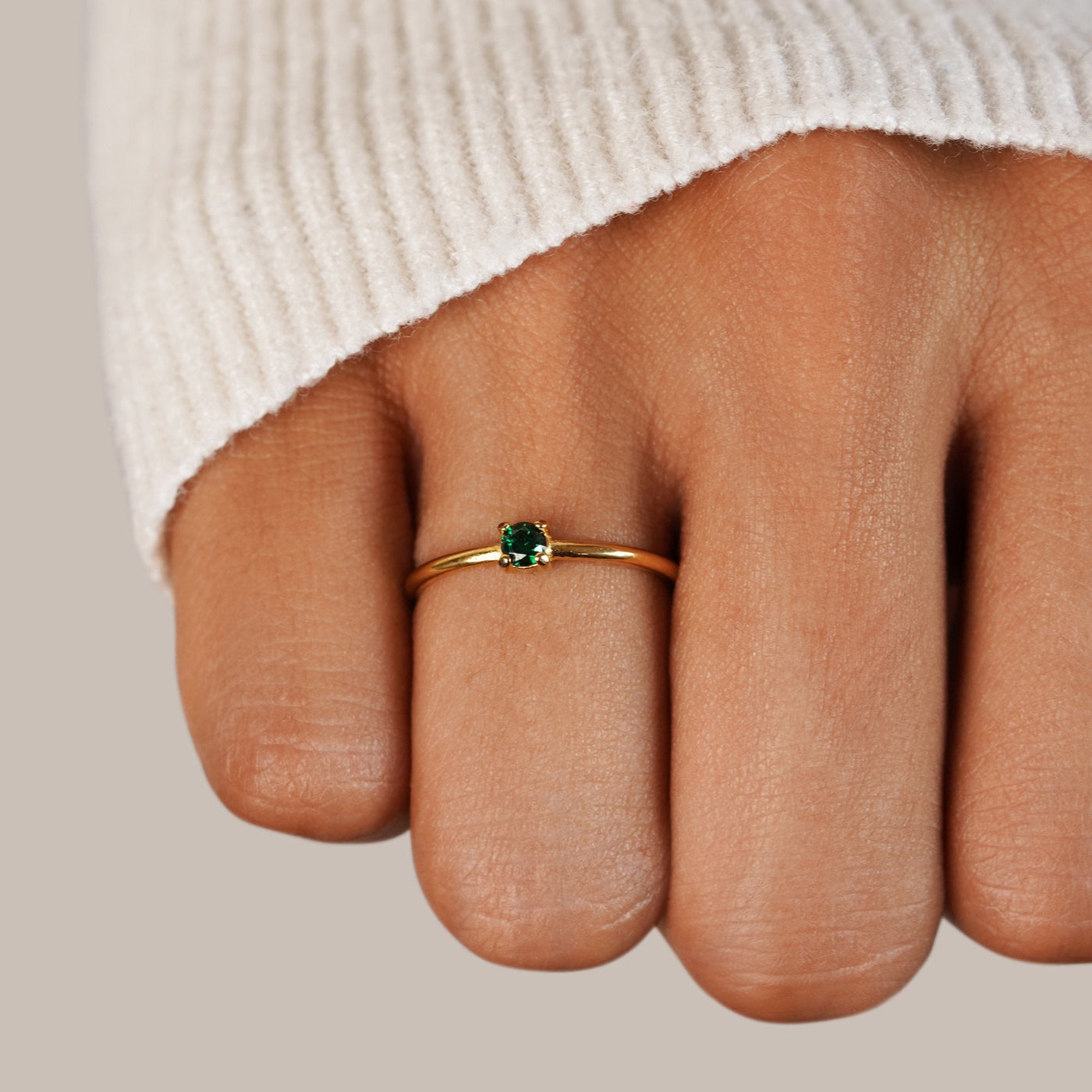 Anel para mulher com pedra do mês maio em ouro – Emma
