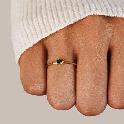 Anel para mulher com pedra do mês maio em ouro – Emma