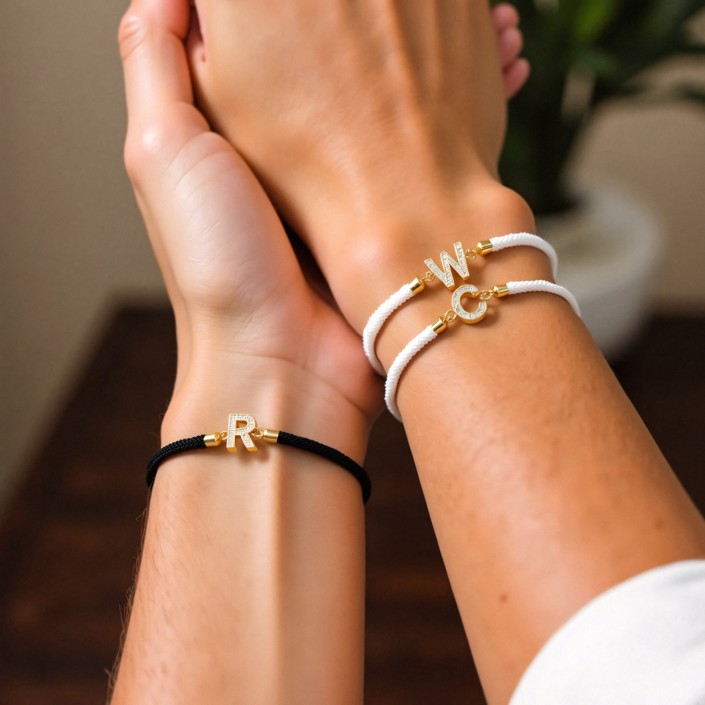 Pulseira unissexo com corda ajustável e letra inicial - Halimah