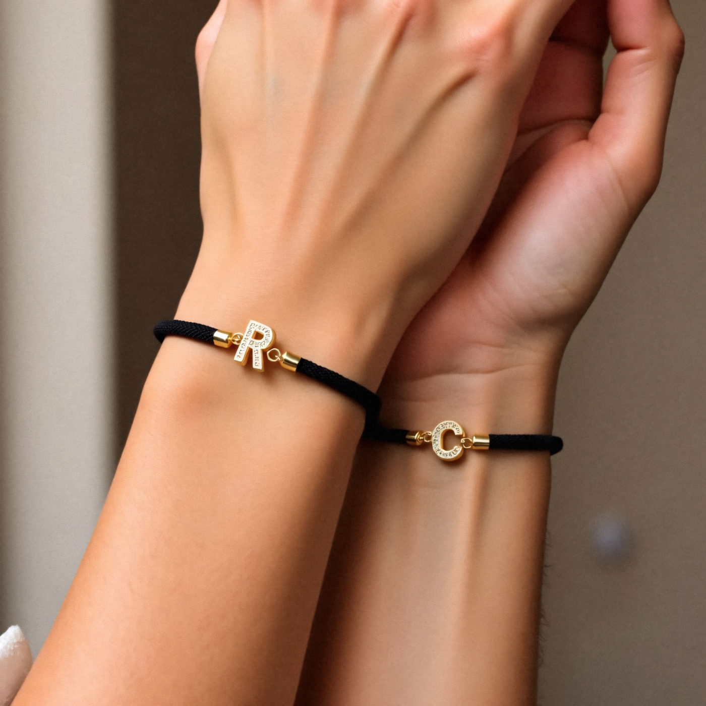 Pulseira unissexo com corda ajustável e letra inicial - Halimah