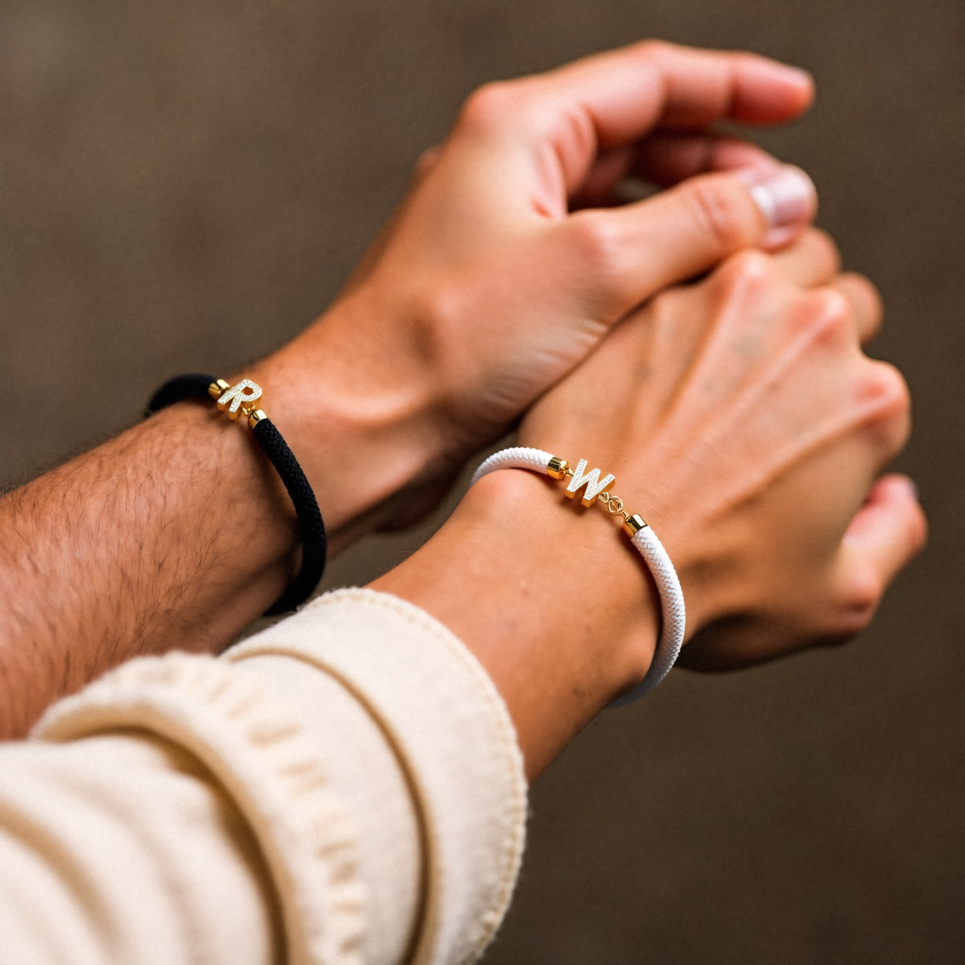 Pulseira unissexo com corda ajustável e letra inicial - Halimah