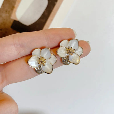 Brincos com flores brancas - Nicole