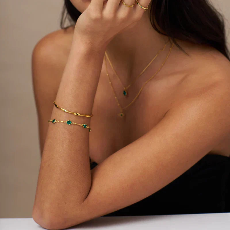 Pulseira dourada com pedras redondas verdes - Elviana