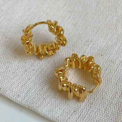 Brincos de argola com textura de folhos - Fiorina