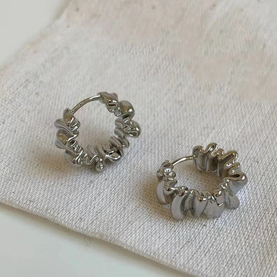 Brincos de argola com textura de folhos - Fiorina